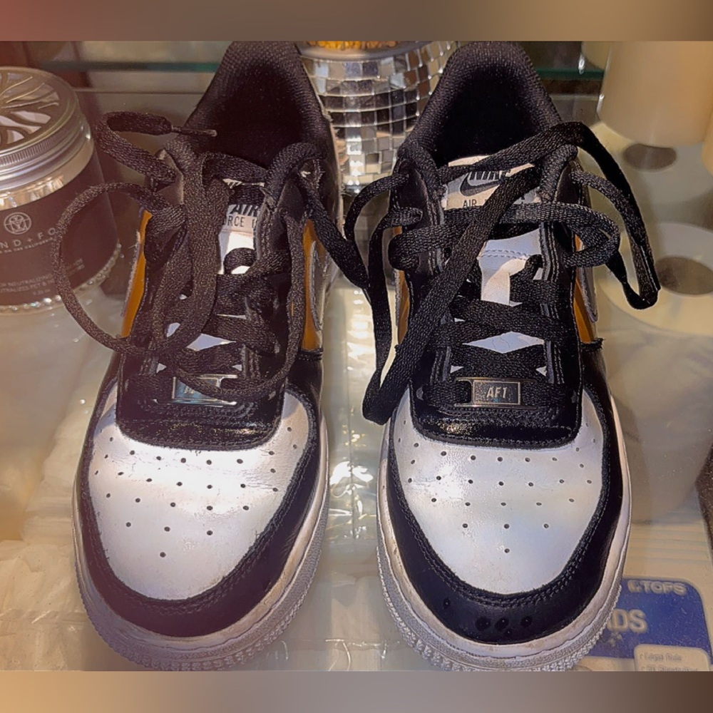 Nike Kids Sneakers in Black, White, and Gold - Picture 4 of 5